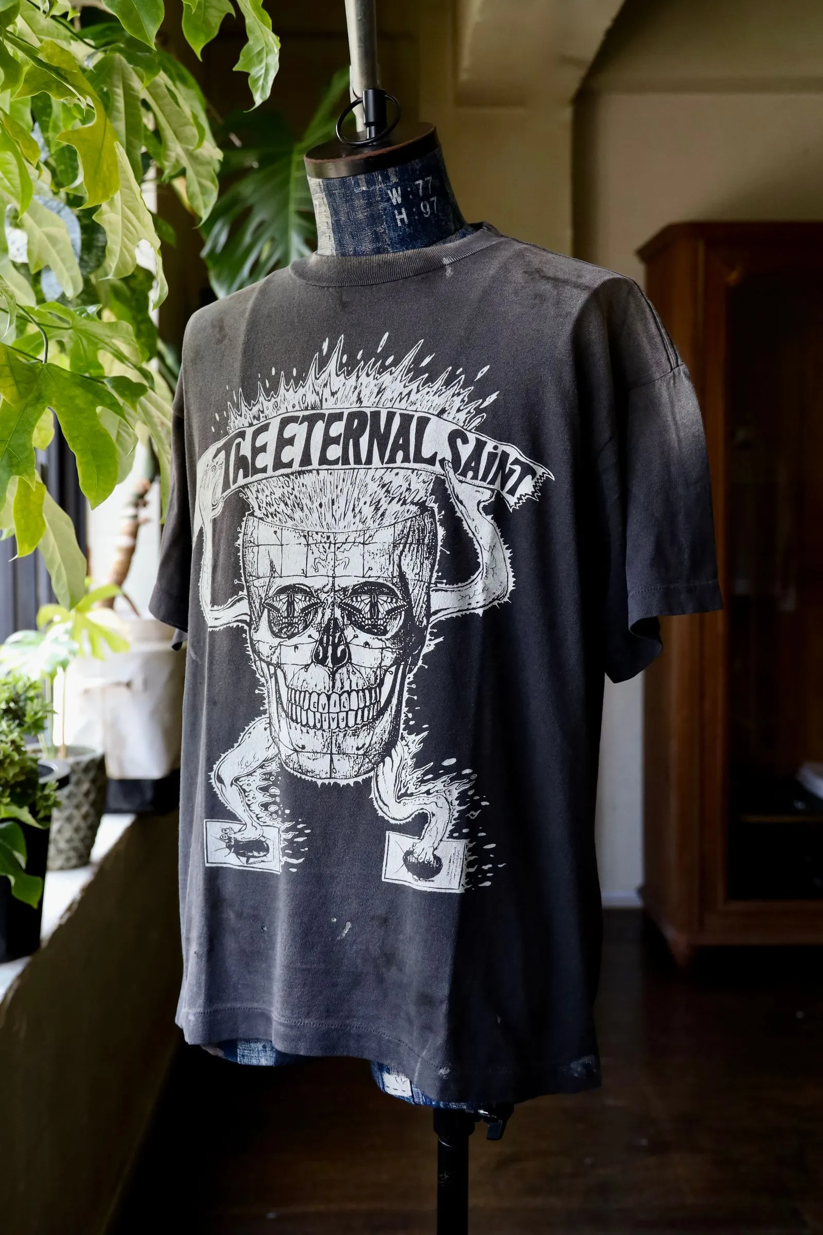 SAINT Mxxxxxx SS TEE/THE ETERNAL/BLK Latest Skeleton Beetle Distressed Sulfur Dyeing Retro Short Sleeves Washed Black S-XL Garment Dyeing Rewashed for Distressed Horse Replacement Faded Top Printing Technology Simulates Natural Distressed Style Really Correct Version Original Consistent Main Mark/Washed Mark/Angel Anti-Counterfeiting Mark